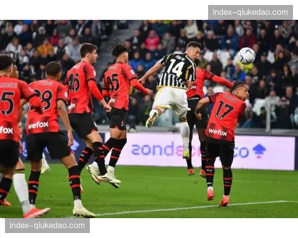 官方：AC米兰与年轻后卫卡卢卢续约至2029年