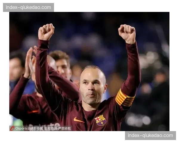 特写：39岁老将夸利亚雷拉替补登场，接受全场球迷掌声