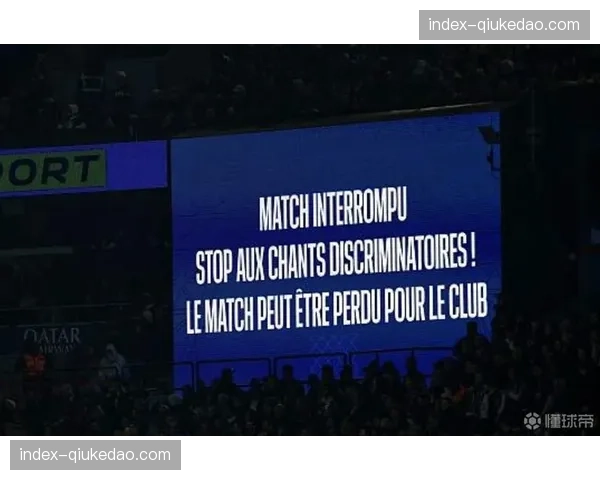 一名球迷因在比赛中向场内投掷烟雾弹被判处禁足令