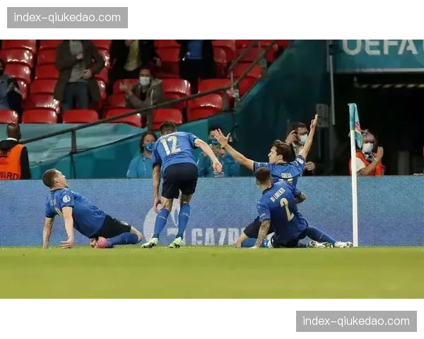 特写:替补席上的小基耶萨,在球队由守转攻时已提前起身观察 特写:替补席上的小基耶萨,在球队由守转攻时已提前起身观察