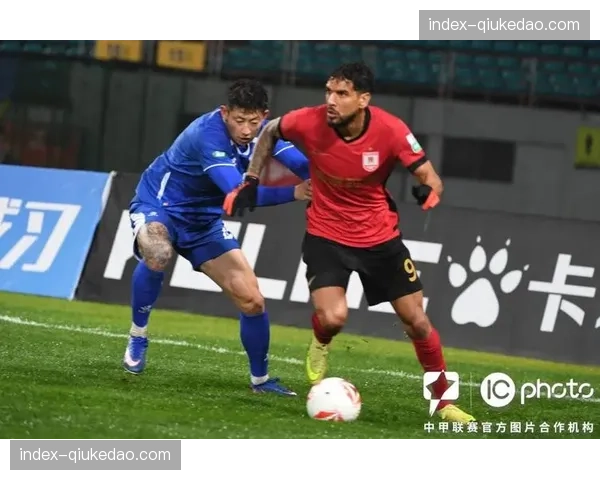 温情一刻，长春亚泰小球迷冲入场内获球员拥抱并被安全带离